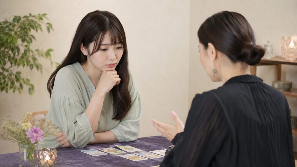 占い師との会話でコールドリーディングを受ける日本人女性の相談風景