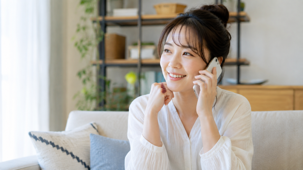 人間関係の悩みを電話で相談する日本人女性