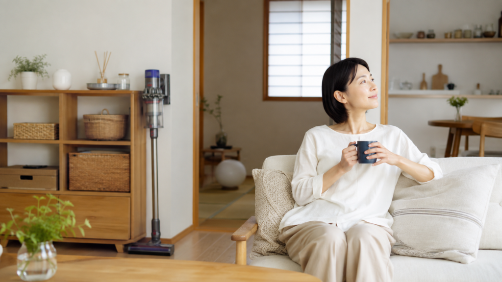 掃除と整理整頓を終えた部屋でくつろぐ日本人女性
