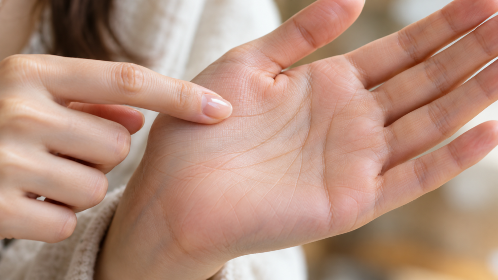 恋愛の手相占いで手のひらの感情線を指で確認する様子